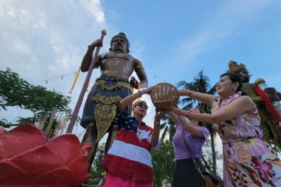 สายมูลงยันต์หลังมือ “หลวงพ่อแป๊ะ” วัดสว่างฯ เพื่อความเป็นสิริมงคล ขอพรท้าวหิรัญพนาสูร ได้เลขเด็ดงวด 1/10/66 ติดมือ